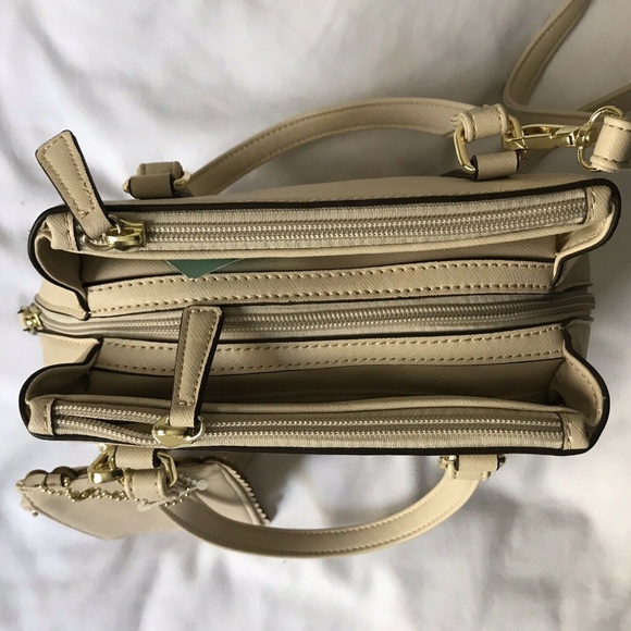 NWOT!! LIZ CLAIBORNE Saffiano Tote - Picture 7 of 8